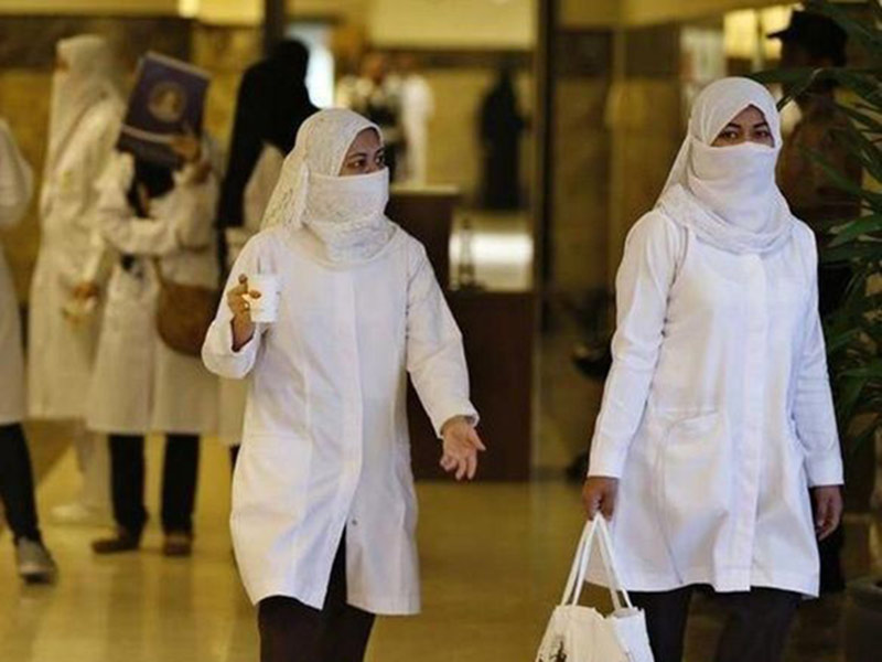 اضغط لمشاهدة الفيديو: مريم ووفاء تنقذان شابًا ابتلع لسانه نتيجة حادث في حائل